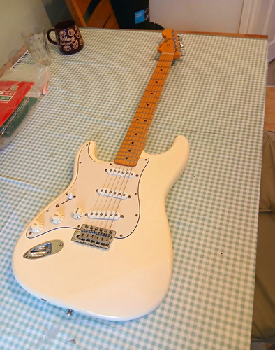Cream fender stratocaster - fender,