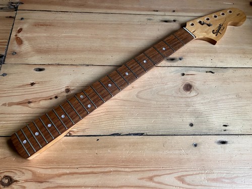 Squier strat fender guitar - by,